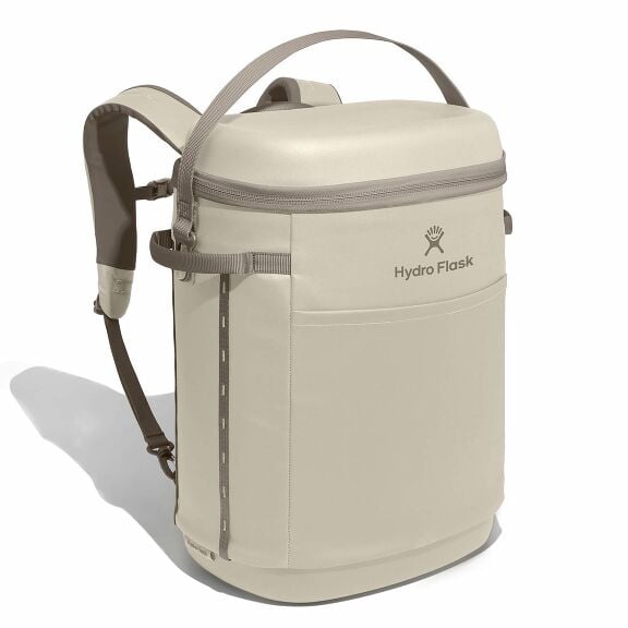 carryouttm-backpack-22-l-q7 18pco114-carryout-backpack-22l-oat-angled_1.jpg