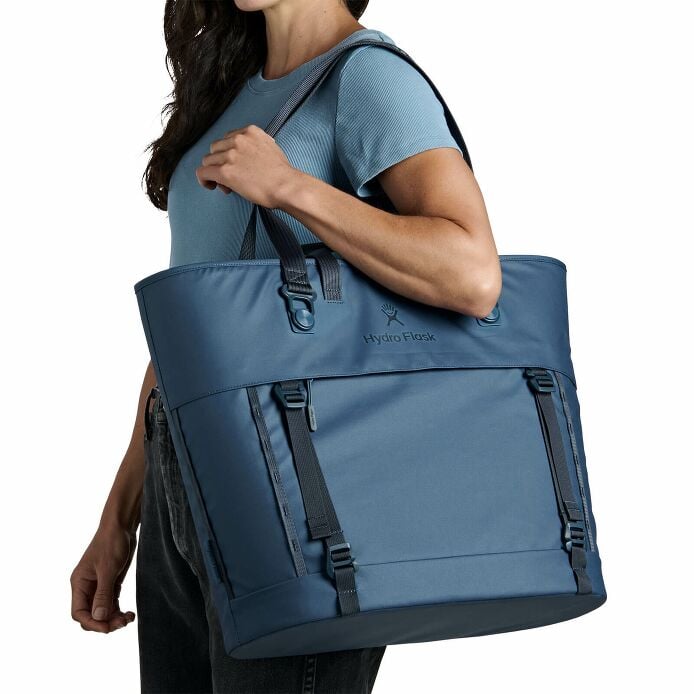 carryouttm-soft-cooler-tote-30-l-s2 250815_hydro_s26_hb_14614_2.jpg