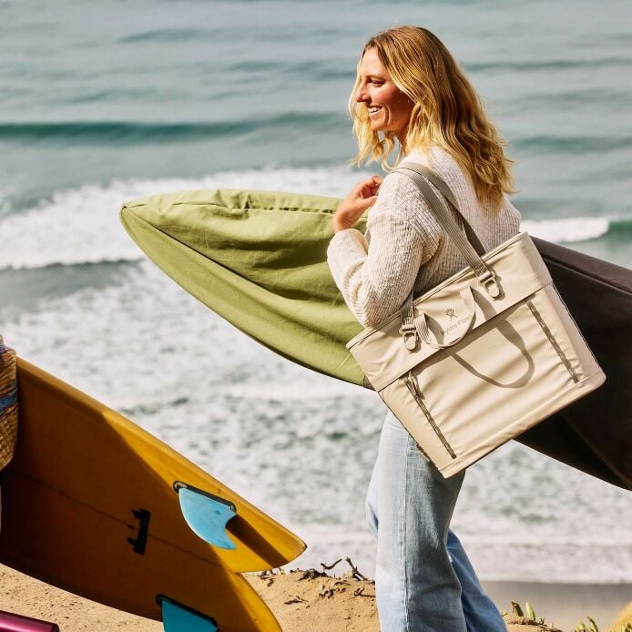 carryouttm-soft-cooler-tote-20-l-g1 hf_carryout_bouwer_d1_l1_torrey_pines_lifestyle_1142_1_1.jpg
