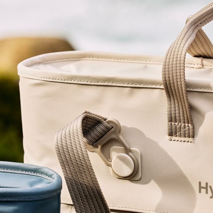 carryouttm-soft-cooler-tote-20-l-g1 hf_carryout_bouwer_d1_l1_torrey_pines_still_life_0123_9.jpg