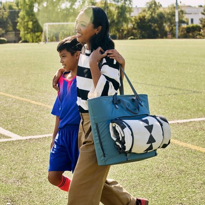 carryouttm-soft-cooler-tote-30-l-s2 hf_carryout_bouwer_d2_l2_parking_soccer_3406_1_1.jpg