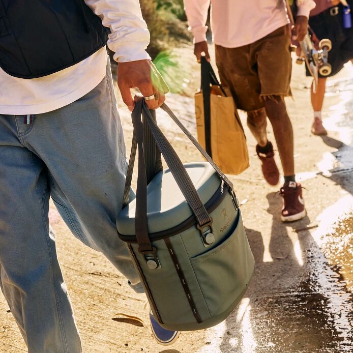 carryouttm-soft-cooler-10-l-t3 hf_carryout_bouwer_d2_l3_skate_ditch_3744_5.jpg